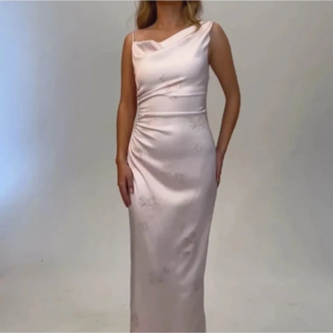 Ljusrosa långklänning i satin