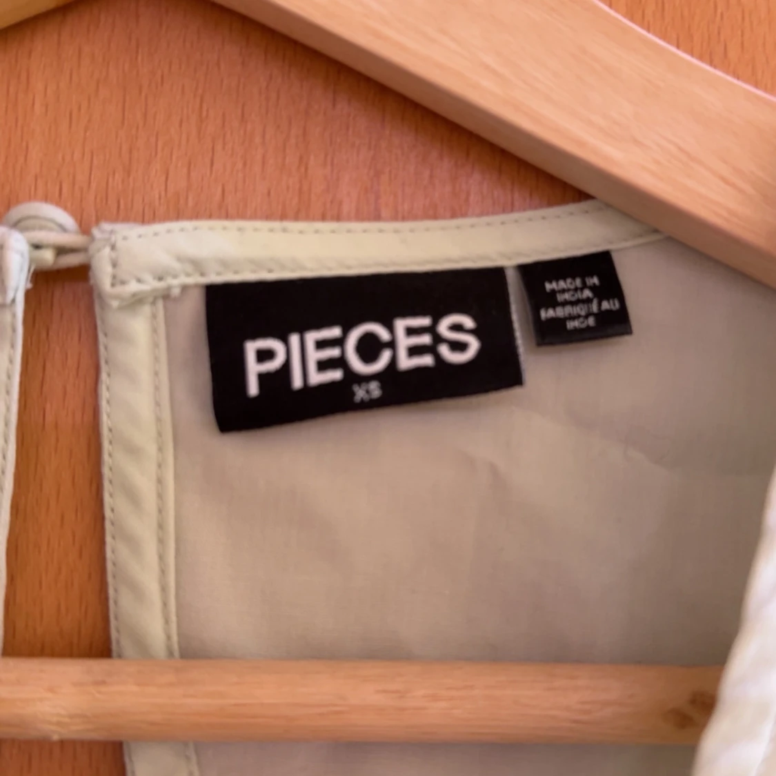 Ljusgrön omlottopp med puffärm från Pieces - 2