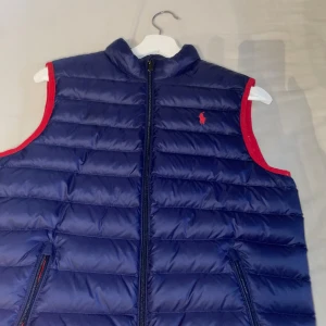 Blå dunväst från Polo Ralph Lauren -  blå dunväst från Polo Ralph Lauren, inga tecken på användning