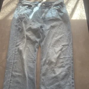 Ljusblå straight fit jeans - Säljer dom här jeansen för jag inte använder dom längre. Mycket bra skick. Går att diskutera pris vid snabb affär.