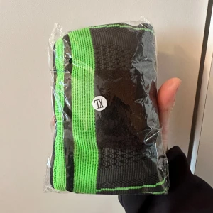 Knäskydd med stöd, kompression, spännrem - Perfekt för gym eller hemmaträning. Bältet är brett och flexibelt, vilket ger bra stöd vid olika övningar.Detta mycket omtyckta knäskydd erbjuder effektiv kompression som kan reducera muskelstelhet och ömhet, samtidigt som det ger pålitligt stöd för att förebygga och minimera risken för skador