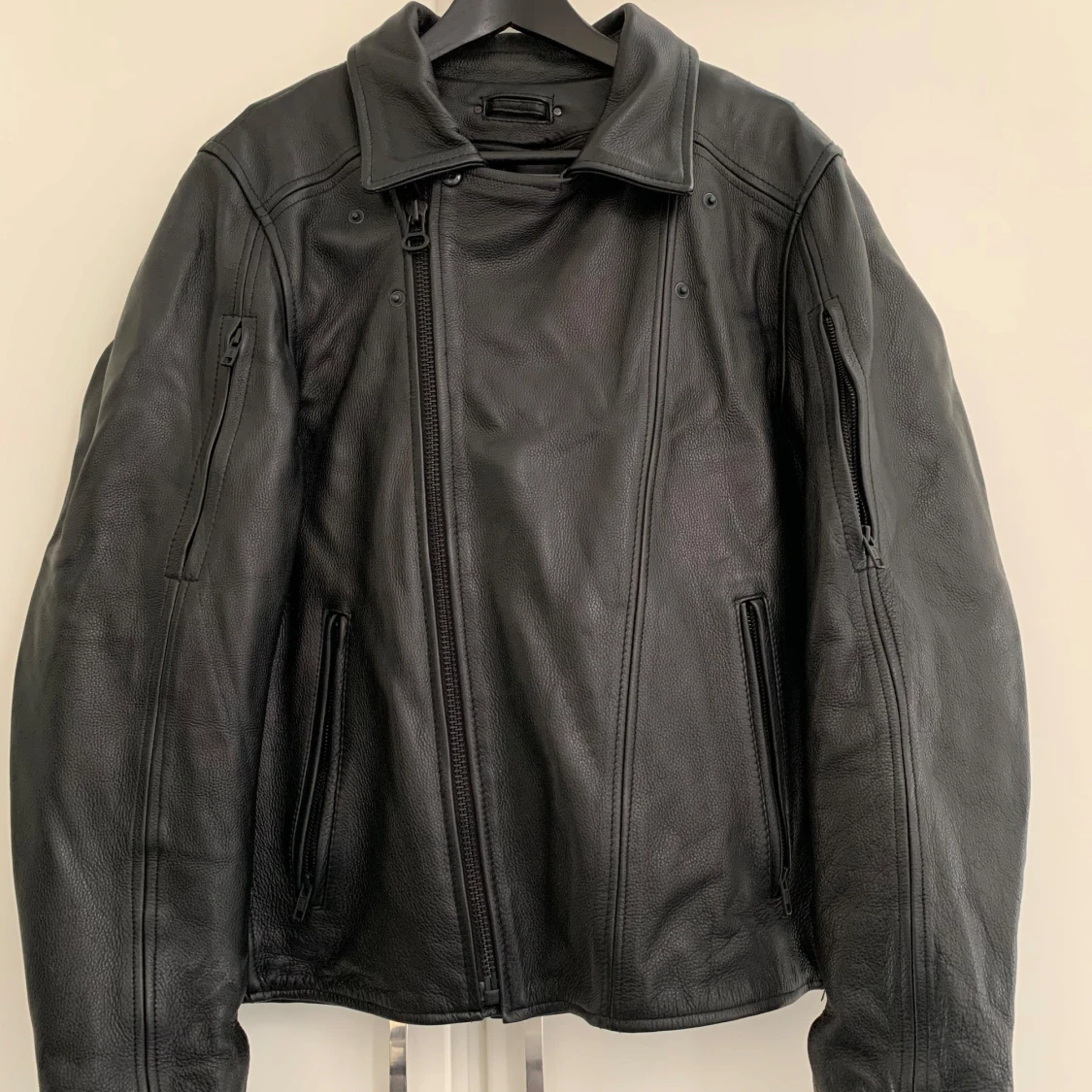 Svart skinnjacka med dragkedjor - 1