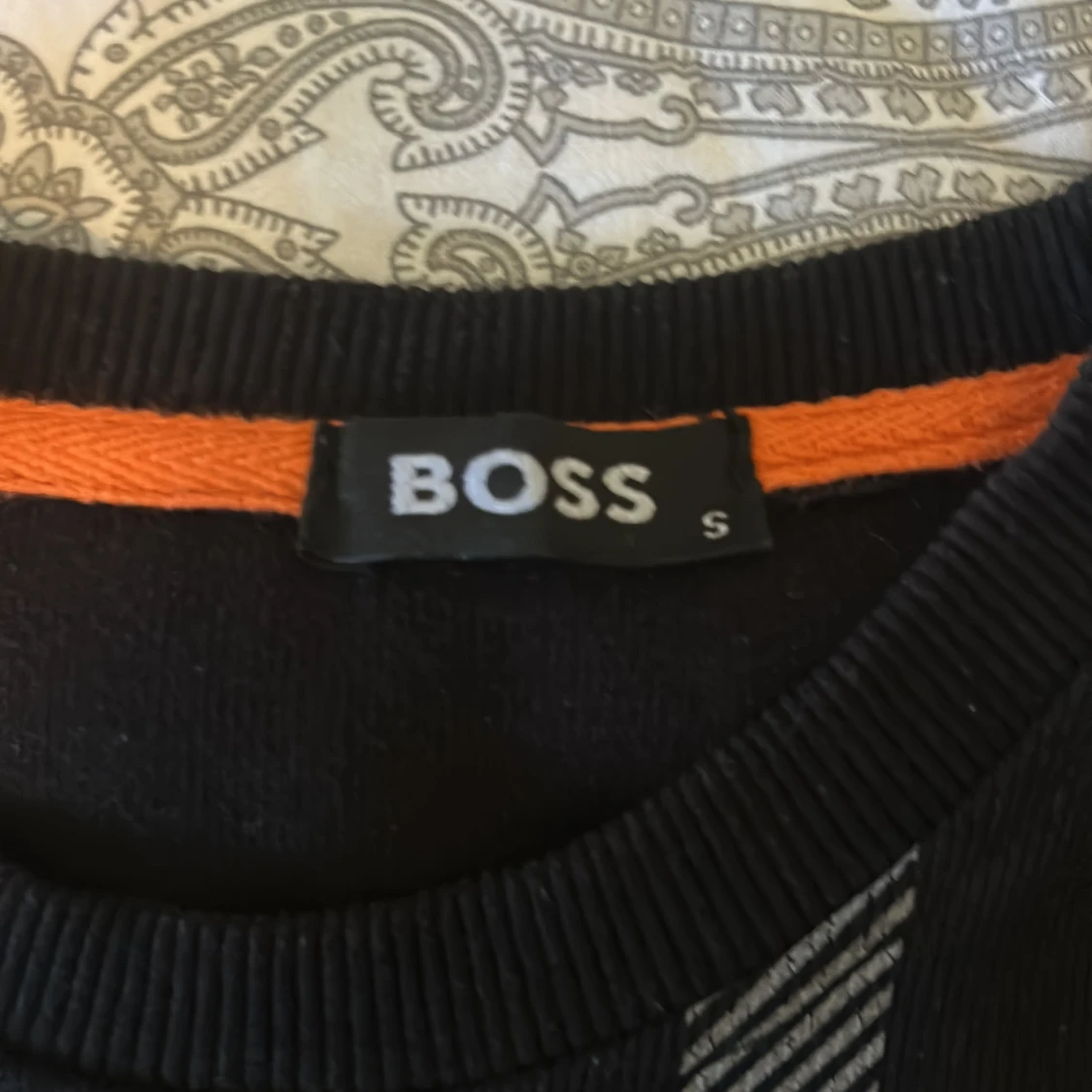 Svart tröja med rutigt mönster från BOSS - 1