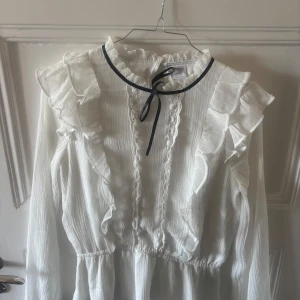 Jättefin vit blus  - En superfin vit blus med en svart rosett! Säljer för att den var lite för liten. 💕💕