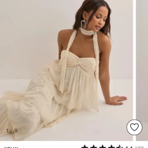 Balklänning  - Balklänning från Nelly i storlek M. Den är aldrig använd men den har en  fläck på nederkant av klännngek men syns inte när man har på sig klänningen.  Lappen är kvar och säljer för att jag har hittat en annan klänning 