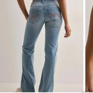 Ljusblå low bootcut jeans från Nelly - Snygga ljusblå jeans med bootcut passform med lågmidja, super söta knappt använt, så i ett toppenskick💖💖💖