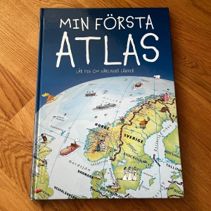 Min första atlas - En färgglad och pedagogisk atlas för barn, med hårda pärmar och illustrationer av världens länder. Boken innehåller kartor, bilder och fakta om olika platser och djur, perfekt för nyfikna unga upptäckare. Boken hjälper barn att memorera länder inför prov, väldigt enkel läst och mycket bilder! 🌺
