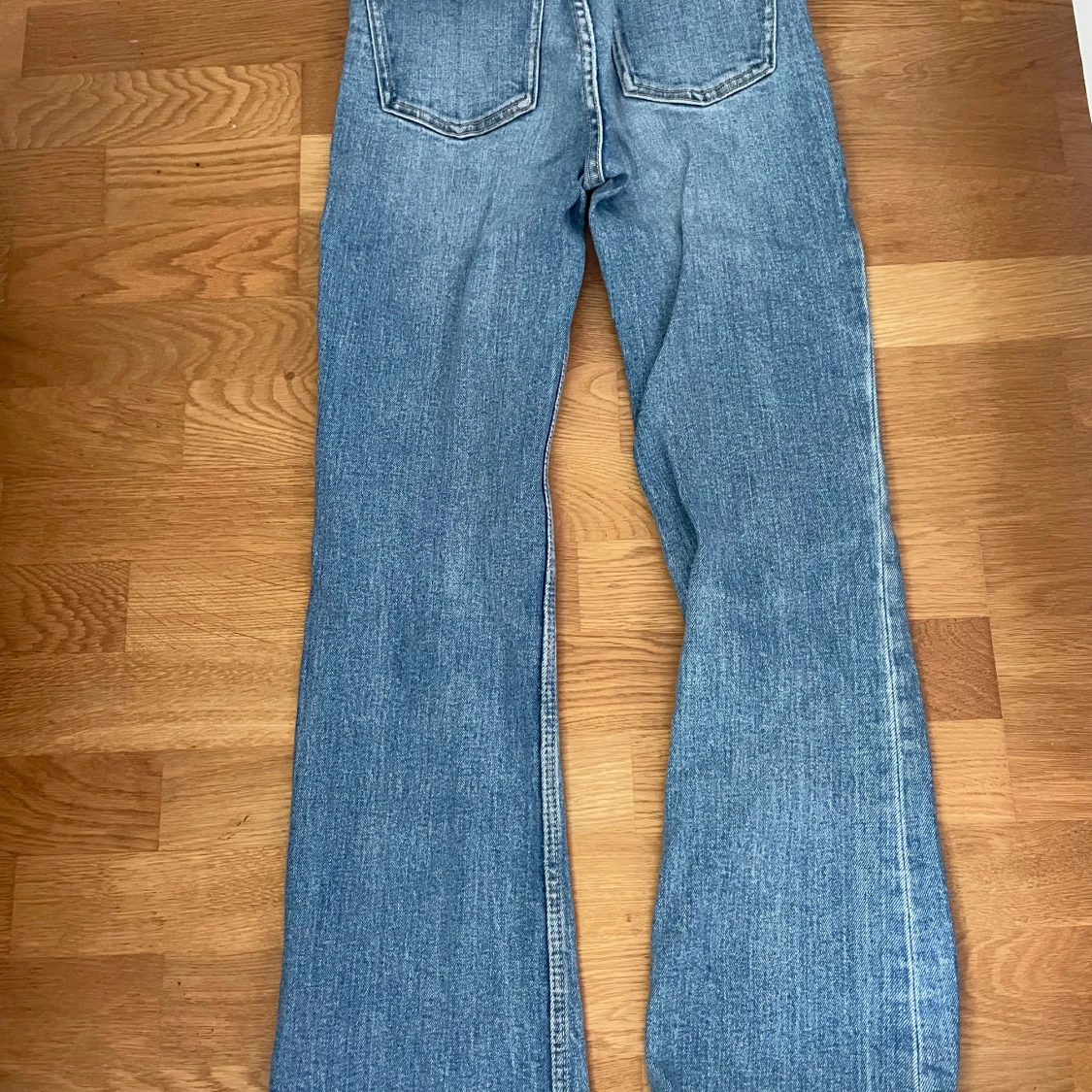 Blå bootcut jeans från Zara - 1