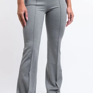 Utsvängda byxor från madlady - Jätte fina utsvängda byxor från madlady med stråveck, har två olika en i samma färg som bilden men mörkare grå och en i svart. Super fina och sitter jätte fint på. 