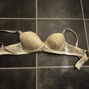 Fin BH från intimissimi - Jättefin Vit BH från intimissimi! Ljuset är gult därför kan BH:n uppfattas gul men den är vit! Diamanter runt bygeln och på banden. Diamanterna under bygeln är lösa en bit men inget som påverkar mycket eller som kmr gå sönder om man inte sliter eller tvättar för ofta! 💞 Storlek 75B men uppfattas mindre enligt mig! Så du med A borde nog kunna ha!