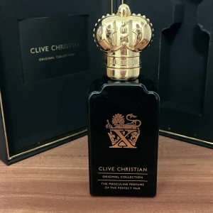 Clive Christian Original Collection X - Lyxig herrparfym från Clive Christian Original Collection. X. Ca 35ml kvar av 50ml. Full presentation 
