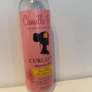 Camille Rose Curl Love Moisture Milk - ❗️Jag har använt den de på nästa blid Camille förstärker dina vågor och lockar med närande rismjölk, förtjockad med hjälp av märkets blandning av naturliga ekologiska oljor från avokado, ricin och makadamianöt . Denna trio av återfuktande oljor mjukgör håret och försluter varenda hårstrå för att stärka och förebygga att håret går av. Denna återfuktande hårlotion innehåller en kraftfull blandning av vitamin A, D och B12, är berikad med juicedroppar från nypon och aloe blandat med grönt te-extra
