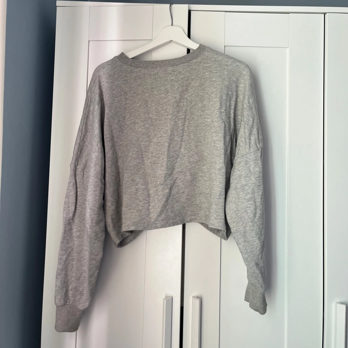 Grå croppad sweatshirt med knyt detalj - 1