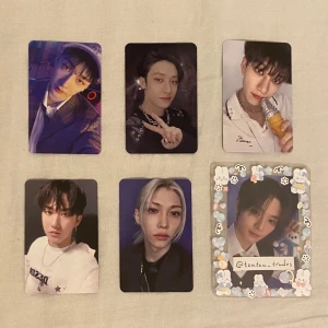 stray kids photocards - säljer officiella skz pcs^^ första sidan är alla 60 kr st, andra 40 kr st, och sista sidan får man välja ett gratis per pc man köpt! alla förutom första felix och seungmin är fortfarande tillgängliga💗