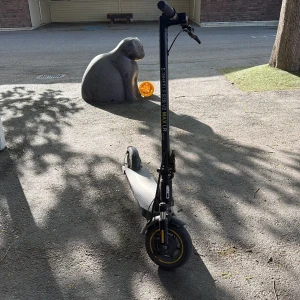 Elsparkcykel E-Wheels E2S V2 MAX - Säljer en svart elsparkcykel E-Wheels E2S V2 MAX med digital display, bred ståplatta och robusta hjul. Modellen har tydlig LED-skärm som visar hastighet och batterinivå. Perfekt för smidig transport i stan. 70km räckvidd  haft den i 3 månader 1600W motor, pris kan diskuteras