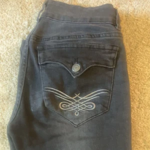 Svarta byxor från Madlady med broderad bakficka - Kom med prisförslag‼️Säljer ett par svarta bootcut jeans från Madlady i storlek 36, TALL💕nyskick🌸🙌