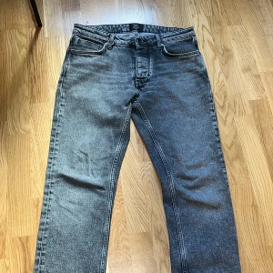 Neuw jeans  - Köpt från johnells för 1000-1500kr används ej, modell ray straight 