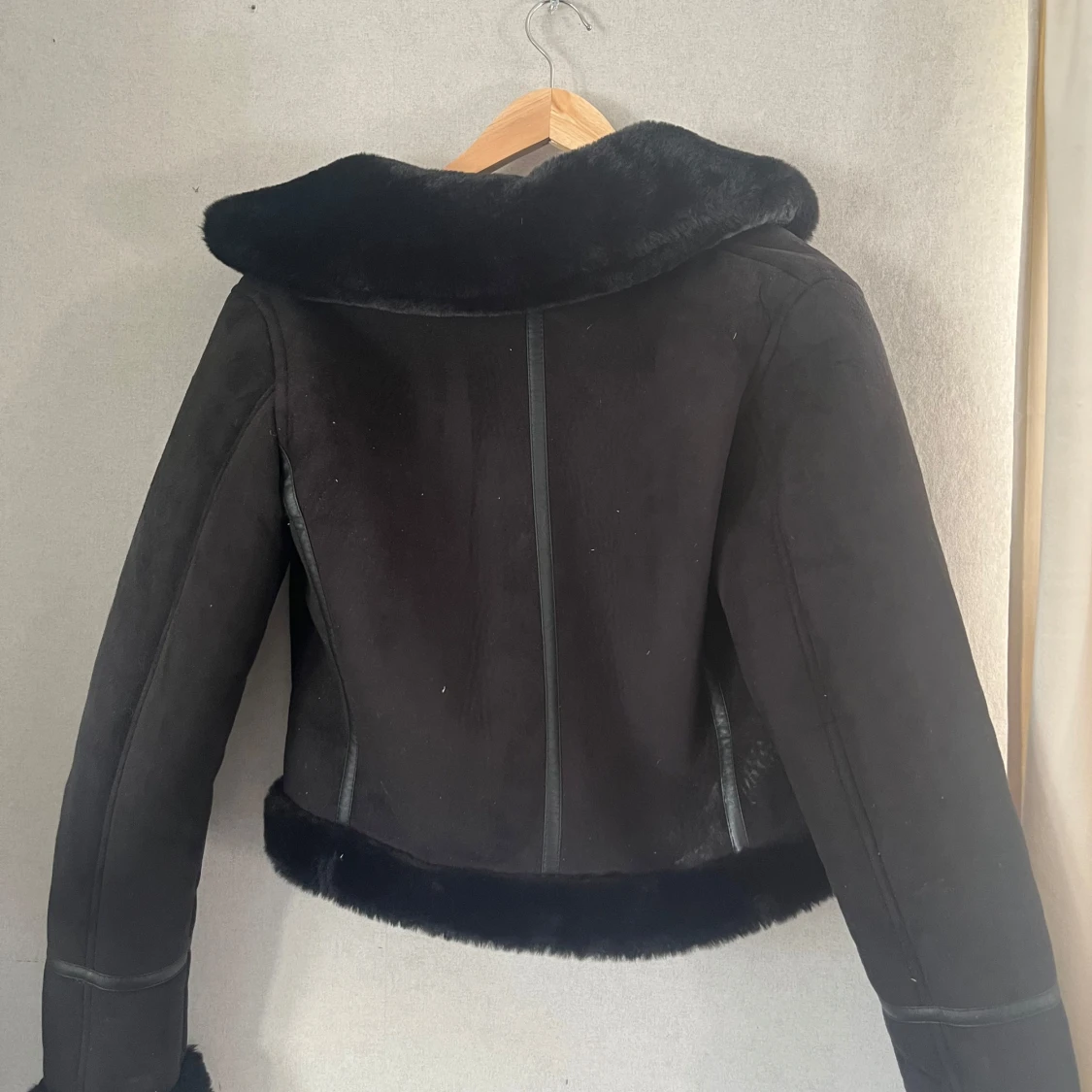 Svart jacka med fuskpäls från Pull&Bear - 1