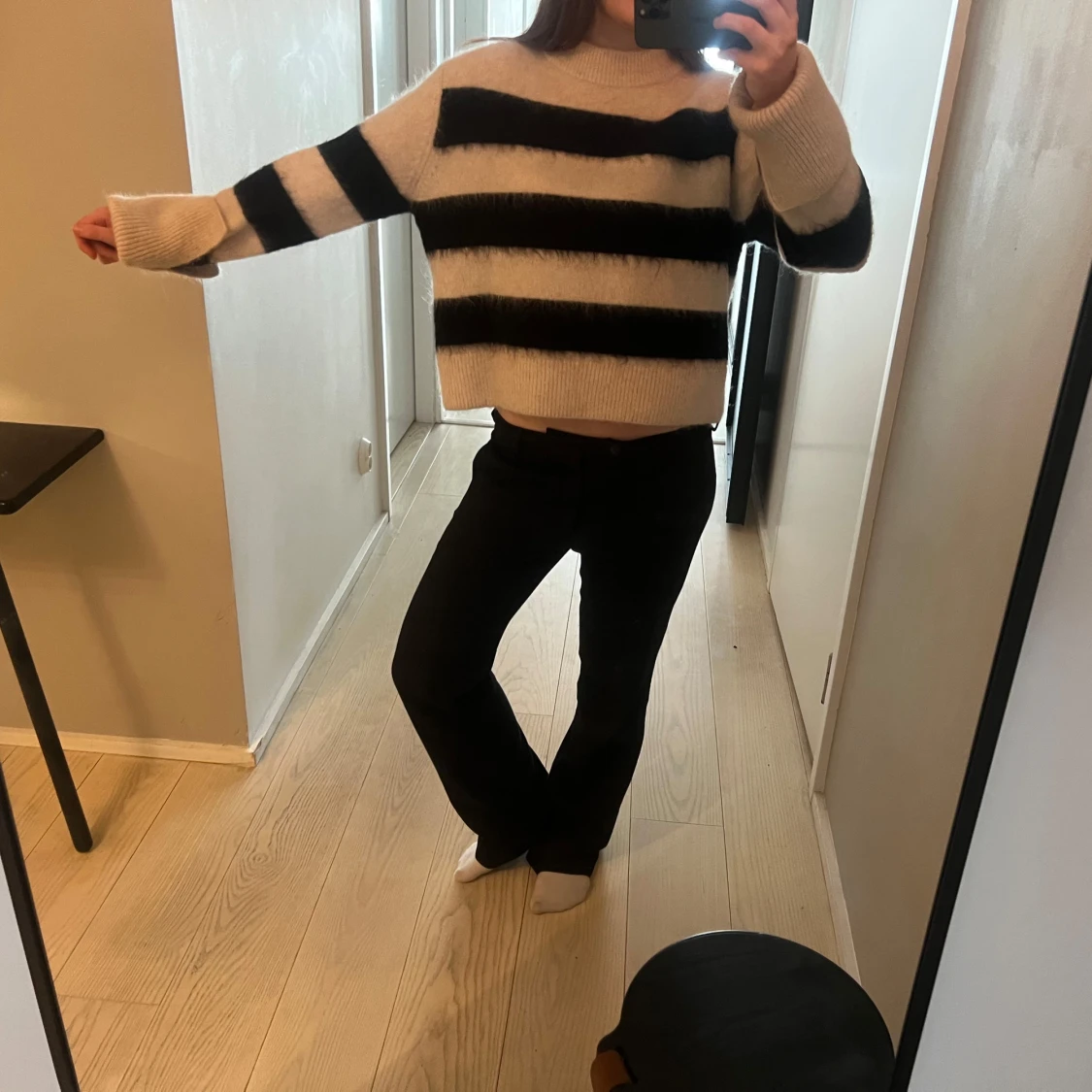 Randig stickad tröja i svart och beige