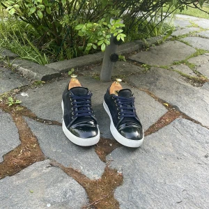 Lanvins med glans  - Tja, säljer nu mina lanvins i rejält använt skick! Skorna är tvättade och sulorna har fått nytt liv genom whitening cream. Vissa stygn i sulorna har lossnat( kanske går att fixa hos skomakare) (Bara skorna ingår) skorna är storlek 8, men sitter mer som 9. Pris går att diskutera genom snabbt köp!