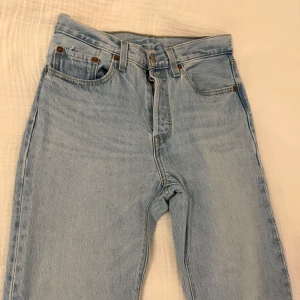 Ljusblå Levis 501 jeans - Klassiska ljusblå Levis 501 jeans med raka ben och femficksmodell