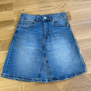 Blå jeanskjol med A-linjeform - Snygg blå jeanskjol storlek 34 🌺