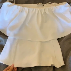 Vit axelbandslös topp från Zara - Säljer min jätte fina topp ifrån zara då den inte kommer till användning längre bara använt nån få gång 