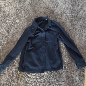 Donce de la sense overshirt - Tja, säljer min donce de la sense overshirt. Jackan är nästan aldrig använd och har absolut inga defekter. Ord pris: 1499 kr