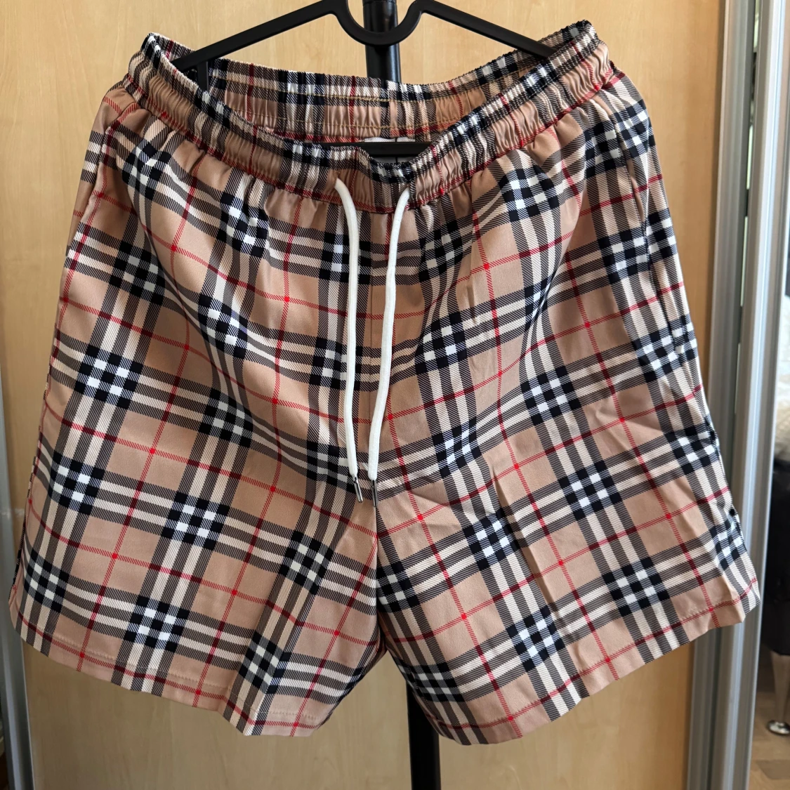 Beige rutiga shorts från Burberry