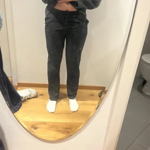 Svarta kostymbyxor i stretchigt material - Svarta kostymbyxor med normal passform och raka ben. Byxorna har en klassisk look med diskret midja och är tillverkade i ett stretchigt, mjukt material som ger bra komfort. Perfekta för en stilren och enkel outfit.