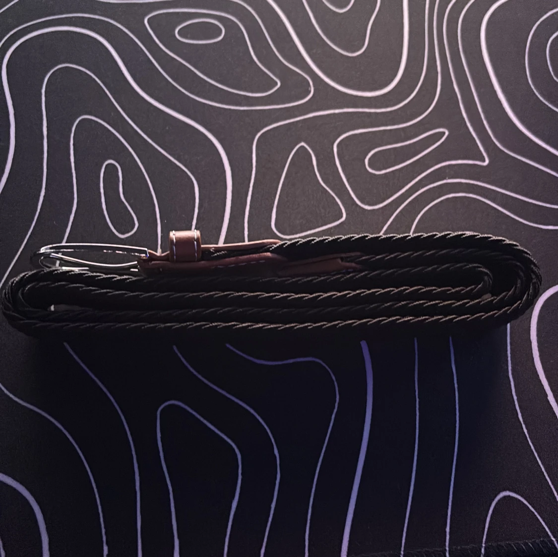 Svart flätat bälte med bruna skinn-detaljer - 1