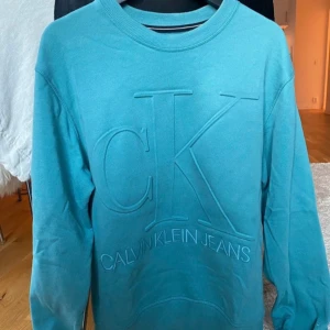 Turkos sweatshirt från Calvin Klein Jeans storlek S - Säljer en turkos tröja från Calvin Klein Jeans i storlek S. Använd ett fåtal gånger, väldigt bra skick.