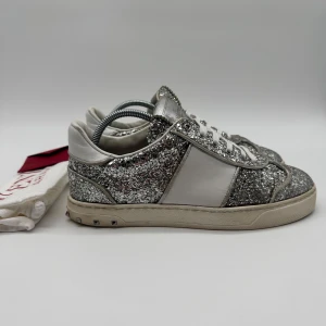 VALENTINO FLYCREWS - Valentino flycrew sneakers - Skick: 9/10, alla nitar är kvar - Tillbehör: Dustbag, kort - Storlek 38 - Nypris ca 7700kr / Går ej att få tag på - Deluxecloset