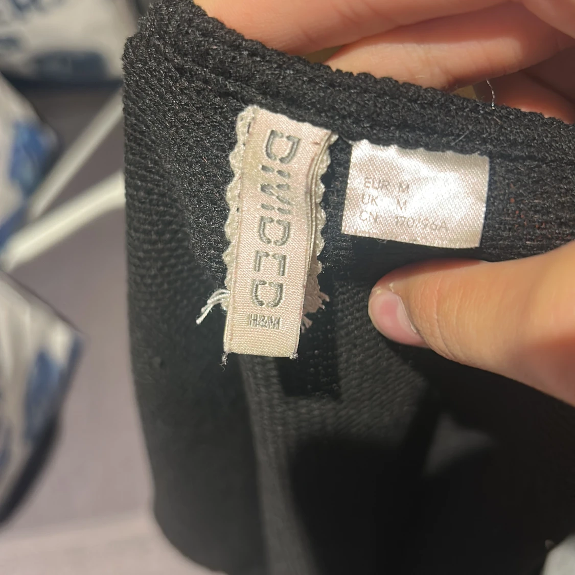 Svart ribbad kofta från H&M med pärlknappar - 2