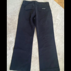 Svarta byxor från Diverse.Sys+ - Svarta låg midjade byxor från Diverse.Sys+ med raka ben och klassisk femficksdesign. 🖤