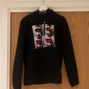 Limitato hoodie - Säljer en sjukt snygg limitato hoodie i storlek M, tröjan är sällan använd och därför säljs den nu!