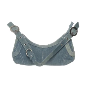 Blå axelväska i jeansmaterial med silvriga detaljer - Säljer en snygg blå axelväsk. Super fin väska för alla outfits 