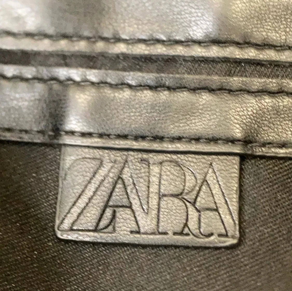 Svart quiltad axelväska med kedjerem - 4