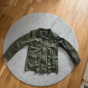 Field Jacka - Tja! Säljer nu denna field jacka i grön färg! Storlek M men skulle säga den passar mer som L! Perfekt för våren och sommaren!🍾 Vid övriga frågor är de bara att skriva !