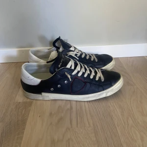 Philippe Model - Tja säljer just nu dessa sjukt snygga skor från philippe model. Storlek - 43 men passar 42 med!  Skriv för fler frågor/bilder. Box ingår. Men på hällen av båda skorna är det typ hål ( se bild ) men som är fixad med sko lim. Det är inget som påverkar  användningen.  Priset är inte hugget i sten och kan gå ner vid snabb affär. 🤗 