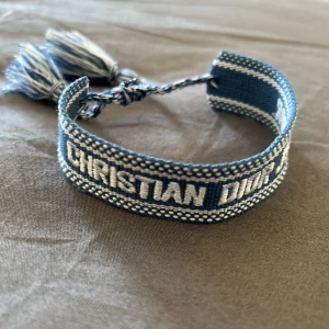 Christian dior armband - Justerbart armband från dior perfekt för sommaren om du har funderingar tveka inte att skriva till mig