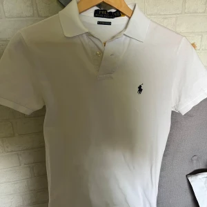 Vit pikétröja från Polo Ralph Lauren - Tja! Säljer nu min vita ralph lauren piké i storlek XS. Säljer då den är för liten och eftersom den varit för liten så är den knappt använd och därför i otroligt skick! Helt utan defekter! Hör gärna av er vid funderingar!🙌