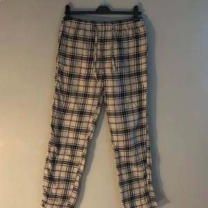 Pjamasbyxor - Säljer ett par pjamasbyxor från hm i storlek s i fint skick.