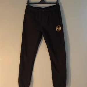 Vand mjukisbyxor - Säljer ett par vans mjukis i barnstorlek xl i bra skick. Passar som Xs i vuxenstorlek