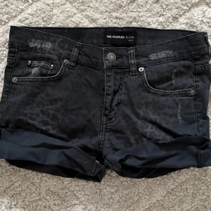 Låmidjade short - Lådmidjade shorts med leopardmönster! Kommer ej till användning 💘😋storlek 27!
