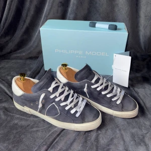 Philippe Model skor  - Säljer ett par Philippe Model sneakers i blå mocka med vita detaljer. Skorna är i fint skick. Skick 8,5/10. Skriv om ni har frågor eller funderingar❕