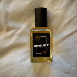 Lush Super Milk parfym - Super milk parfym!! Kommer tyvärr inte till andvändning. Knappt använd som ny💗 går ej att köpa längre. Låda medföljer 💗💗😛