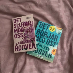 Det slutar med oss & Det börjar med oss av Colleen Hoover - Två populära romaner av Colleen Hoover: 'Det slutar med oss' med lila omslag och blomblad samt 'Det börjar med oss' med blått och grönt omslag och blommor. Perfekta för dig som gillar starka känslor och romantik. Säljer för 60kr för båda ☺️☺️