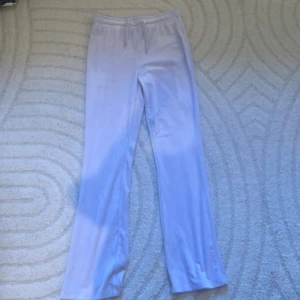 Ljuslila mjukisbyxor från Gina Tricot - Ljuslila mjukisbyxor från Gina Tricot med raka ben och resår i midjan samt dragsko. Byxorna har två bakfickor och är tillverkade i ett mjukt material som känns skönt mot huden. Perfekta för en avslappnad stil.