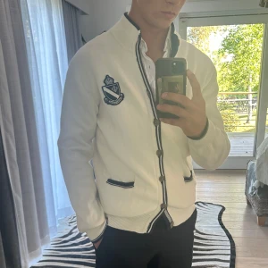 Vit cardigan från Morris Heritage - Vit cardigan från Morris Heritage. Perfekt för en stilren stil och passar till många outfits! Mitt pris 399 kr💫 Fint skick!! Storlek Medium